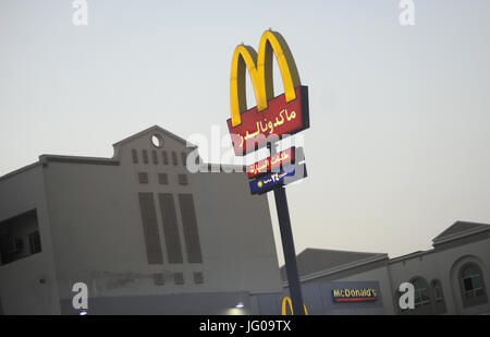 (Dpai-Datei) Ein Datei-Bild vom 8. Januar 2011 zeigt das Logo der Fastfood-Kette in Arabisch in Doha, Katar McDonalds. Foto: Andreas Gebert/Dpa | weltweite Nutzung Stockfoto