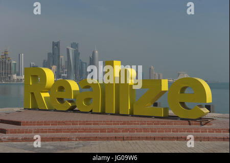 (Dpai-Datei) Ein Datei-Bild vom 6. Januar 2011 zeigt eine Skulptur aus Buchstaben bilden das Wort "Realize" stehen auf der Hafenpromenade in Doha, Katar. Foto: Andreas Gebert/Dpa | weltweite Nutzung Stockfoto