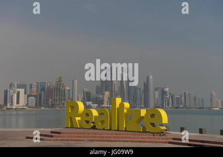 (Dpai-Datei) Ein Datei-Bild vom 6. Januar 2011 zeigt eine Skulptur aus Buchstaben bilden das Wort "Realize" stehen auf der Hafenpromenade in Doha, Katar. Foto: Andreas Gebert/Dpa | weltweite Nutzung Stockfoto