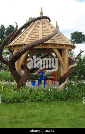 London, UK. 3. Juli 2017. Blind Veterans UK "Es geht um Gemeinschaftsgarten" (entworfen von Andrew Fisher Tomlin & Dan Bowyer), einer der schönsten und elegantesten Show Gärten auf dem Display im Jahr 2017 RHS Hampton Court Flower zeigen die heute im Hampton Court Palace Gelände eröffnet. London, UK. Die RHS Flower Show ist der weltweit größte Blumenschau Prahlerei eine eklektische Mischung von Gärten, Displays und shopping-Möglichkeiten umfasst mehr als 34 Hektar beiderseits des dramatischen lange Wassers mit der beeindruckenden Fassade des historischen Palais im Hintergrund. Bildnachweis: Michael Preston/Alamy Live-Nachrichten Stockfoto