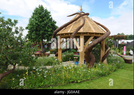 London, UK. 3. Juli 2017. Blind Veterans UK "Es geht um Gemeinschaftsgarten" (entworfen von Andrew Fisher Tomlin & Dan Bowyer), einer der schönsten und elegantesten Show Gärten auf dem Display im Jahr 2017 RHS Hampton Court Flower zeigen die heute im Hampton Court Palace Gelände eröffnet. London, UK. Die RHS Flower Show ist der weltweit größte Blumenschau Prahlerei eine eklektische Mischung von Gärten, Displays und shopping-Möglichkeiten umfasst mehr als 34 Hektar beiderseits des dramatischen lange Wassers mit der beeindruckenden Fassade des historischen Palais im Hintergrund. Bildnachweis: Michael Preston/Alamy Live-Nachrichten Stockfoto