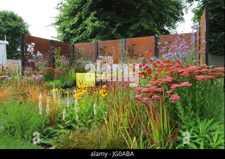 London, UK. 3. Juli 2017. Die Farbe-Box-Garten (entworfen von Charlie Bloom), eines der schönsten und elegantesten Schaugärten auf dem Display im Jahr 2017 RHS Hampton Court Flower Show, die heute auf dem Gelände des Hampton Court Palace, London, UK eröffnet. Die RHS Hampton Court Palace Flower Show ist der weltweit größte Blumenschau Prahlerei eine eklektische Mischung von Gärten, Displays und shopping-Möglichkeiten umfasst mehr als 34 Hektar beiderseits des dramatischen lange Wassers mit der beeindruckenden Fassade des historischen Palais im Hintergrund. Bildnachweis: Michael Preston/Alamy Live-Nachrichten Stockfoto