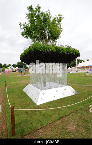 London, UK. 3. Juli 2017. Elemente des Lebens Garten (entworfen von Bill Wilder), eines der drei schönen und eleganten konzeptuellen Gärten auf dem Display im Jahr 2017 RHS Hampton Court Flower Show eröffnete die heute London, UK. Conceptual Gärten bieten Designern die Möglichkeit, die Grenzen dessen, was einen Garten definiert. Zur Auswirkung, Theater und Originalität ausgewählt, sind Designer aufgefordert, maximale Phantasie und Kreativität zu verwenden. Bildnachweis: Michael Preston/Alamy Live-Nachrichten Stockfoto