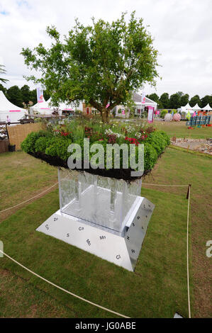 London, UK. 3. Juli 2017. Elemente des Lebens Garten (entworfen von Bill Wilder), eines der drei schönen und eleganten konzeptuellen Gärten auf dem Display im Jahr 2017 RHS Hampton Court Flower Show eröffnete die heute London, UK. Conceptual Gärten bieten Designern die Möglichkeit, die Grenzen dessen, was einen Garten definiert. Zur Auswirkung, Theater und Originalität ausgewählt, sind Designer aufgefordert, maximale Phantasie und Kreativität zu verwenden. Bildnachweis: Michael Preston/Alamy Live-Nachrichten Stockfoto