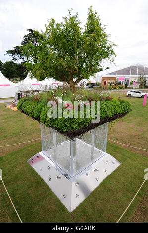 London, UK. 3. Juli 2017. Elemente des Lebens Garten (entworfen von Bill Wilder), eines der drei schönen und eleganten konzeptuellen Gärten auf dem Display im Jahr 2017 RHS Hampton Court Flower Show eröffnete die heute London, UK. Conceptual Gärten bieten Designern die Möglichkeit, die Grenzen dessen, was einen Garten definiert. Zur Auswirkung, Theater und Originalität ausgewählt, sind Designer aufgefordert, maximale Phantasie und Kreativität zu verwenden. Bildnachweis: Michael Preston/Alamy Live-Nachrichten Stockfoto