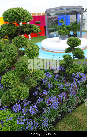 London, UK. 3. Juli 2017. Die Reise des Lebens Garten (entworfen von Edward Mairis), eines der schönsten und elegantesten Schaugärten auf dem Display im Jahr 2017 RHS Hampton Court Flower Show, die heute auf dem Gelände des Hampton Court Palace, London, UK eröffnet. Die RHS Hampton Court Palace Flower Show ist der weltweit größte Blumenschau Prahlerei eine eklektische Mischung von Gärten, Displays und shopping-Möglichkeiten umfasst mehr als 34 Hektar beiderseits des dramatischen lange Wassers mit der beeindruckenden Fassade des historischen Palais im Hintergrund. Bildnachweis: Michael Preston/Alamy Live-Nachrichten Stockfoto