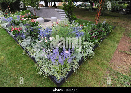 London, UK. 3. Juli 2017. Auf der Kante Garten (entworfen von Frederic Whyte), eines der schönsten und elegantesten Schaugärten auf dem Display im Jahr 2017 RHS Hampton Court Flower Show, die heute auf dem Gelände des Hampton Court Palace, London, UK eröffnet. Die RHS Hampton Court Palace Flower Show ist der weltweit größte Blumenschau Prahlerei eine eklektische Mischung von Gärten, Displays und shopping-Möglichkeiten umfasst mehr als 34 Hektar beiderseits des dramatischen lange Wassers mit der beeindruckenden Fassade des historischen Palais im Hintergrund. Bildnachweis: Michael Preston/Alamy Live-Nachrichten Stockfoto