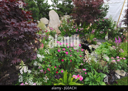 London, UK. 3. Juli 2017. Die Oregon-Garten (entworfen von Sadie kann Stowell), der vier schöne und elegante Gärten auf dem Display im Jahr 2017 RHS Hampton Court Flower Show eröffnete die heute London, UK. Die RHS Hampton Court Palace Flower Show ist der weltweit größte Blumenschau Prahlerei eine eklektische Mischung von Gärten, Displays und shopping-Möglichkeiten umfasst mehr als 34 Hektar beiderseits des dramatischen lange Wassers mit der beeindruckenden Fassade des historischen Palais im Hintergrund. Bildnachweis: Michael Preston/Alamy Live-Nachrichten Stockfoto