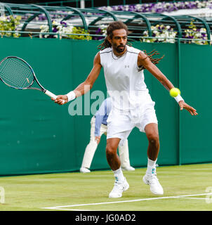 London, UK. 3. Juli 2017. Deutsche Tennisspielerin Dustin Brown in Aktion in seinem 1. Vorrundenspiel bei den Wimbledon Tennis Weltmeisterschaften 2017 bei den All England Lawn Tennis and Croquet Club in London. Bildnachweis: Frank Molter/Alamy Live-Nachrichten Stockfoto