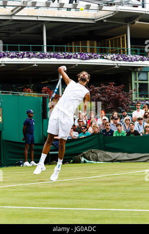 London, UK. 3. Juli 2017. Deutsche Tennisspielerin Dustin Brown in Aktion in seinem 1. Vorrundenspiel bei den Wimbledon Tennis Weltmeisterschaften 2017 bei den All England Lawn Tennis and Croquet Club in London. Bildnachweis: Frank Molter/Alamy Live-Nachrichten Stockfoto