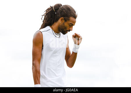 London, UK. 3. Juli 2017. Deutsche Tennisspielerin Dustin Brown in Aktion in seinem 1. Vorrundenspiel bei den Wimbledon Tennis Weltmeisterschaften 2017 bei den All England Lawn Tennis and Croquet Club in London. Bildnachweis: Frank Molter/Alamy Live-Nachrichten Stockfoto