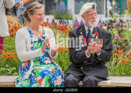 London, UK. 3. Juli 2017. Lewis Trinder, 92, Royal Navy und arktischen Konvoi Veteran auf Blind Veterans UK: dreht sich alles um Gemeinschaftsgarten von Andrew Fisher Tomlin und Dan Bowyer - The Hampton Court Flower Show, organisiert von der Royal Horticultural Society (RHS). Auf dem Gelände des Hampton Court Palace, London. Bildnachweis: Guy Bell/Alamy Live-Nachrichten Stockfoto