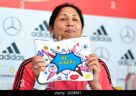 Dpatop - entsprechen deutschen Cheftrainer Steffi Jones lächelt während einer Pressekonferenz vor dem letzten EG-Test zwischen Deutschland und Brasilien, in Sandhausen, Deutschland, 3. Juli 2017. Foto: Uwe Anspach/dpa Stockfoto