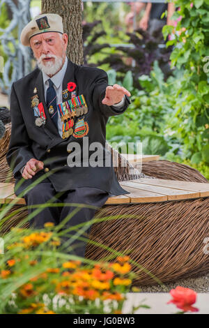 London, UK. 3. Juli 2017. Lewis Trinder, 92, Royal Navy und arktischen Konvoi Veteran auf Blind Veterans UK: dreht sich alles um Gemeinschaftsgarten von Andrew Fisher Tomlin und Dan Bowyer - The Hampton Court Flower Show, organisiert von der Royal Horticultural Society (RHS). Auf dem Gelände des Hampton Court Palace, London. Bildnachweis: Guy Bell/Alamy Live-Nachrichten Stockfoto