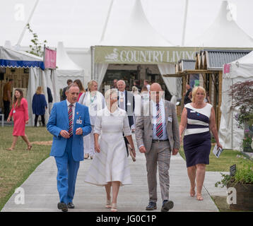 Hampton Court Palace, East Molesey, UK. 3. Juli 2017. Die weltweit größte jährliche Blumenschau läuft vom 4. bis 9. Juli, flankieren beidseitig lange Wasser in Hampton Court Palace und Schaugärten, Rose Marquee, Floral Festzelt und Pflanze Pavillons beinhaltet. Blind Veterans UK begrüßt seine neuen Patron HRH die Gräfin von Wessex auf "Es ist alle über Community Garden". Bildnachweis: Malcolm Park / Alamy Live News. Stockfoto