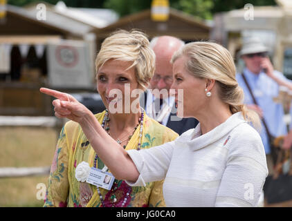 Hampton Court Palace, East Molesey, UK. 3. Juli 2017. Die weltweit größte jährliche Blumenschau läuft vom 4. bis 9. Juli, flankieren beidseitig lange Wasser in Hampton Court Palace und Schaugärten, Rose Marquee, Floral Festzelt und Pflanze Pavillons beinhaltet. HRH die Gräfin von Wessex spricht Designer Rose McMonigall. Bildnachweis: Malcolm Park / Alamy Live News. Stockfoto