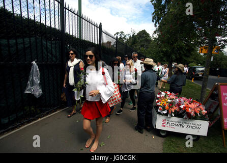 London, UK. 3. Juli 2017. London, 3. Juli 2017 - Wimbledon: Menschen Schlange für Wimbledon Karten am ersten Tag des Spiels. Bildnachweis: Adam Stoltman/Alamy Live-Nachrichten Stockfoto
