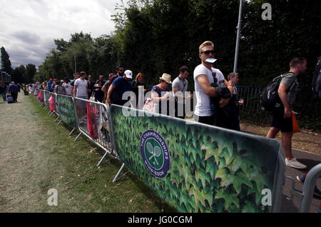 London, UK. 3. Juli 2017. London, 3. Juli 2017 - Wimbledon: Menschen Schlange für Wimbledon Karten am ersten Tag des Spiels. Bildnachweis: Adam Stoltman/Alamy Live-Nachrichten Stockfoto