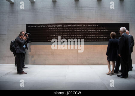 Baden-Württemberg, Deutschland. 3. Juli 2017. Winfried Kretschmann (grüne Partei, 2-R), der Ministerpräsident des Landes Baden-Württemberg, Frank-Walter Steinmeier (hinter Kretschmann), der Präsident von Deutschland, Steinmeiers Frau Elke Buedenbender (4-L) und der Direktor des Deutschen Literaturarchivs eine 1974-Installation von Hans Magnus betrachten unter dem Titel "Landsberg Poetry Machine" (Deutsch: "Landsberger Poesieautomat") in Marbach am Neckar, Deutschland, 3. Juli 2017. Bildnachweis: Dpa picture Alliance/Alamy Live News Stockfoto