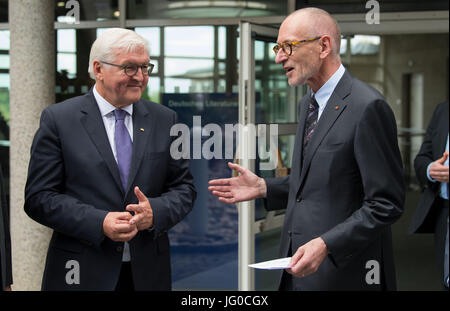 Baden-Württemberg, Deutschland. 3. Juli 2017. Deutscher Präsident Frank-Walter Steinmeier (L) im Gespräch mit Ulrich Raulff, Direcotr des Deutschen Literaturarchivs in Marbach am Neckar, bei einem Besuch in den Zustand des Landes Baden-Württemberg, Deutschland, 3. Juli 2017. Bildnachweis: Dpa picture Alliance/Alamy Live News Stockfoto