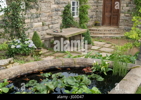 Hampton Court Palace, East Molesey, UK. 3. Juli 2017. Turismo de Galicia: The Pazo Secret Garden, entworfen von Rose McMonigall. Die weltweit größte jährliche Blumenschau läuft vom 4. bis 9. Juli, flankieren beidseitig lange Wasser in Hampton Court Palace und Schaugärten, Rose Marquee, Floral Festzelt und Pflanze Pavillons beinhaltet. Bildnachweis: Malcolm Park / Alamy Live News. Stockfoto