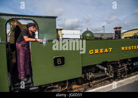 Aberystwyth Wales UK, Montag, 3. Juli 2017.  21 Jahre alt heute, an seinem Geburtstag werden Jac Smith die neuesten Person als ein Lokführer auf das Vale of Rheidol Railway in Aberystwyth, was ihn zu einem der jüngsten Dampf Lokführer im Vereinigten Königreich zu qualifizieren.  Jac trat zunächst die Eisenbahn als Lehrling engineering nach dem Abitur am 16. Bildnachweis: Keith Morris/Alamy Live-Nachrichten Stockfoto