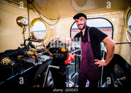 Aberystwyth Wales UK, Montag, 3. Juli 2017.  21 Jahre alt heute, an seinem Geburtstag werden Jac Smith die neuesten Person als ein Lokführer auf das Vale of Rheidol Railway in Aberystwyth, was ihn zu einem der jüngsten Dampf Lokführer im Vereinigten Königreich zu qualifizieren.  Jac trat zunächst die Eisenbahn als Lehrling engineering nach dem Abitur am 16. Bildnachweis: Keith Morris/Alamy Live-Nachrichten Stockfoto