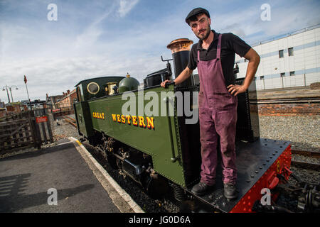 Aberystwyth Wales UK, Montag, 3. Juli 2017.  21 Jahre alt heute, an seinem Geburtstag werden Jac Smith die neuesten Person als ein Lokführer auf das Vale of Rheidol Railway in Aberystwyth, was ihn zu einem der jüngsten Dampf Lokführer im Vereinigten Königreich zu qualifizieren.  Jac trat zunächst die Eisenbahn als Lehrling engineering nach dem Abitur am 16. Bildnachweis: Keith Morris/Alamy Live-Nachrichten Stockfoto