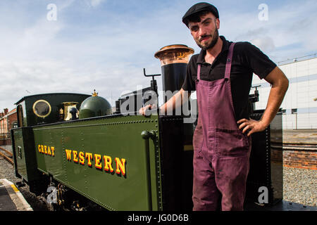 Aberystwyth Wales UK, Montag, 3. Juli 2017.  21 Jahre alt heute, an seinem Geburtstag werden Jac Smith die neuesten Person als ein Lokführer auf das Vale of Rheidol Railway in Aberystwyth, was ihn zu einem der jüngsten Dampf Lokführer im Vereinigten Königreich zu qualifizieren.  Jac trat zunächst die Eisenbahn als Lehrling engineering nach dem Abitur am 16. Bildnachweis: Keith Morris/Alamy Live-Nachrichten Stockfoto