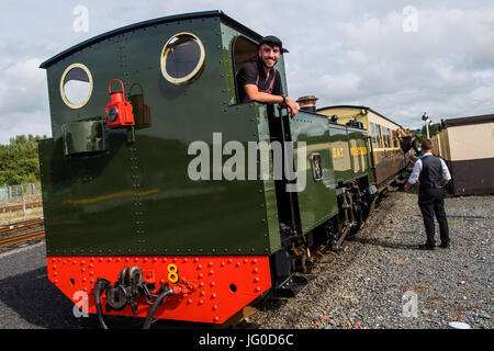 Aberystwyth Wales UK, Montag, 3. Juli 2017.  21 Jahre alt heute, an seinem Geburtstag werden Jac Smith die neuesten Person als ein Lokführer auf das Vale of Rheidol Railway in Aberystwyth, was ihn zu einem der jüngsten Dampf Lokführer im Vereinigten Königreich zu qualifizieren.  Jac trat zunächst die Eisenbahn als Lehrling engineering nach dem Abitur am 16. Bildnachweis: Keith Morris/Alamy Live-Nachrichten Stockfoto