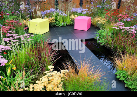 Hampton Court, England, Vereinigtes Königreich. 3. Juli 2017. Der Schaugarten Farbenkasten designed by Charlie Bloom und Simon Webster, der RHS Hampton Court Palace Flower Show. Bildnachweis: P Tomlins/Alamy Live-Nachrichten Stockfoto