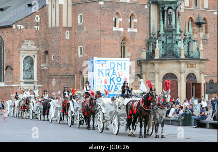 Eine Pferdekutsche macht seinen Weg durch die Straßen von Krakau, Polen, 22. Juni 2017. Die Stadt, die zweitgrößte nach Warschau, Polen war Europäische Kulturhauptstadt im Jahr 2000 und beherbergt derzeit die UEFA-U21-Europameisterschaft. Foto: Jan Woitas/Dpa-Zentralbild/dpa Stockfoto