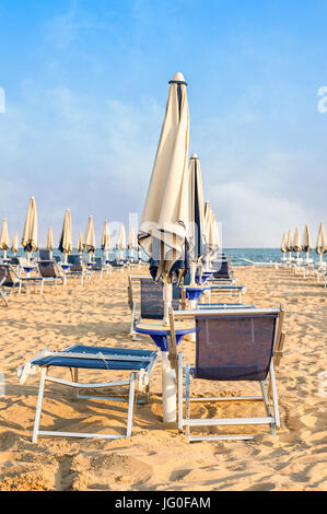 Sonnenschirm Strand zum Relaxen und Sonne setzen Strand. Bibione, Italien Stockfoto