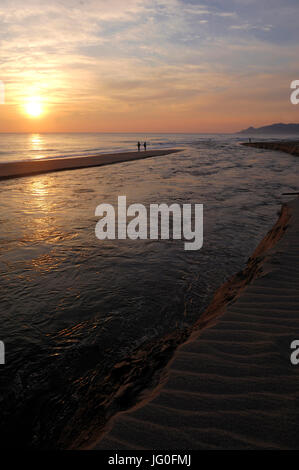 Sonnenaufgang an der Mündung des Flusses Ter, L'Estartit, Costa Brava, Girona, Spanien Stockfoto