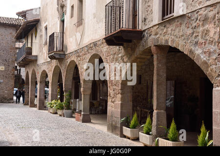 Straßen in dem mittelalterlichen Dorf von Santa Pau, Garrotxa, Provinz Girona, Katalonien, Spanien Stockfoto