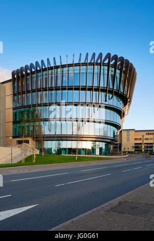 Die gerippte und Glasfassade der neuen Oastler Gebäude, Campus der Universität Huddersfield, West Yorkshire Stockfoto