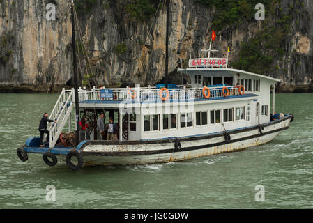 Ha Long Bucht, Vietnam--24. März 2016. Ein Boot Segeln auf Ha Long Bay in Vietnam in der Nähe der Klippe einer Felsformation. Nur zur redaktionellen Verwendung. Stockfoto