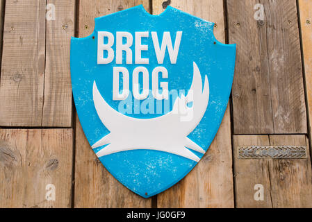 Brew Dog Brauerei-Logo auf eine Metallplatte auf einer Holzwand. BrewDog ist eine multinationale Brauerei und Pub-Kette mit Sitz in Ellon, Schottland. Stockfoto