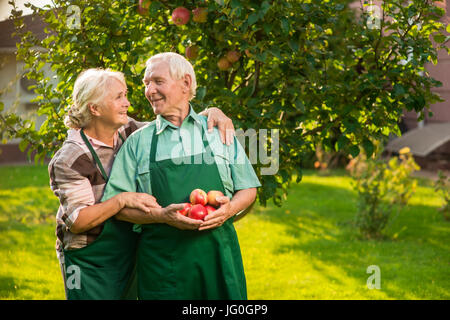 Altes Ehepaar mit Äpfeln Lächeln auf den Lippen. Stockfoto