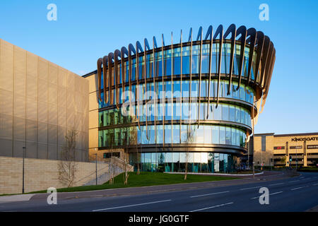 Die gerippte und Glasfassade der neuen Oastler Gebäude, Campus der Universität Huddersfield, West Yorkshire Stockfoto