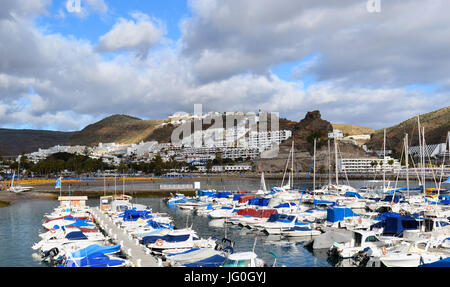 Puerto Rico, Gran Canaria, Spanien, mit einer Marina im Vordergrund Stockfoto