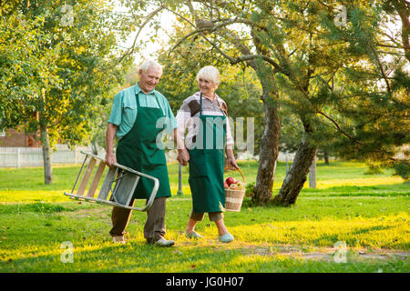 Gerne älteres paar Hand in Hand Stockfoto