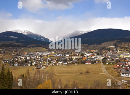 Überblick über das Dorf Tamsweg in Österreich. Stockfoto