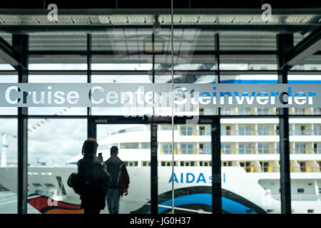 AIDAsol am Cruise Center Steinwerder, einer der drei Passagier-Terminals für Kreuzfahrtschiffe in Hamburg. Stockfoto