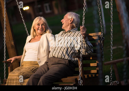 Paar auf Veranda Schaukel, Abend. Stockfoto