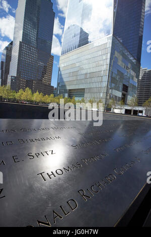 Namen auf den Norden Memorial Pool ehemaligen 1 WM Handel Platzbedarf im Rechenzentrum mit Licht reflektiert durch neue one World Trade Center New York City USA Stockfoto