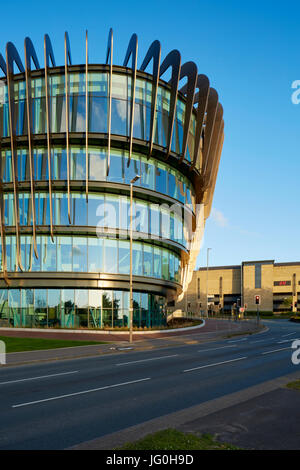 Die gerippte und Glasfassade der neuen Oastler Gebäude, Campus der Universität Huddersfield, West Yorkshire Stockfoto