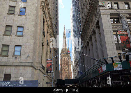 Blick entlang der Wall Street auf der New York Stock Exchange zur Dreifaltigkeitskirche New York City USA Stockfoto