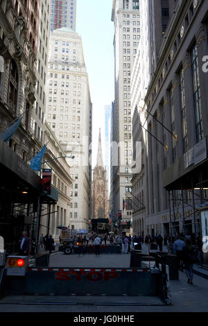 Blick entlang der Wall Street auf Sicherheit Rampen in Richtung Dreifaltigkeitskirche New York City USA Stockfoto