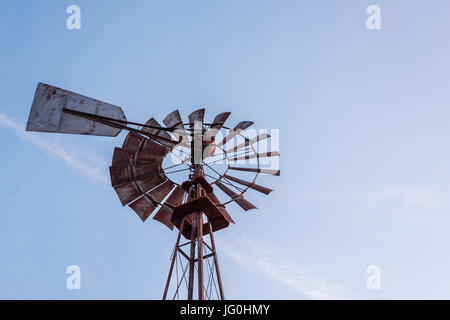 Alte Windmühle gegen blauen Himmel Stockfoto